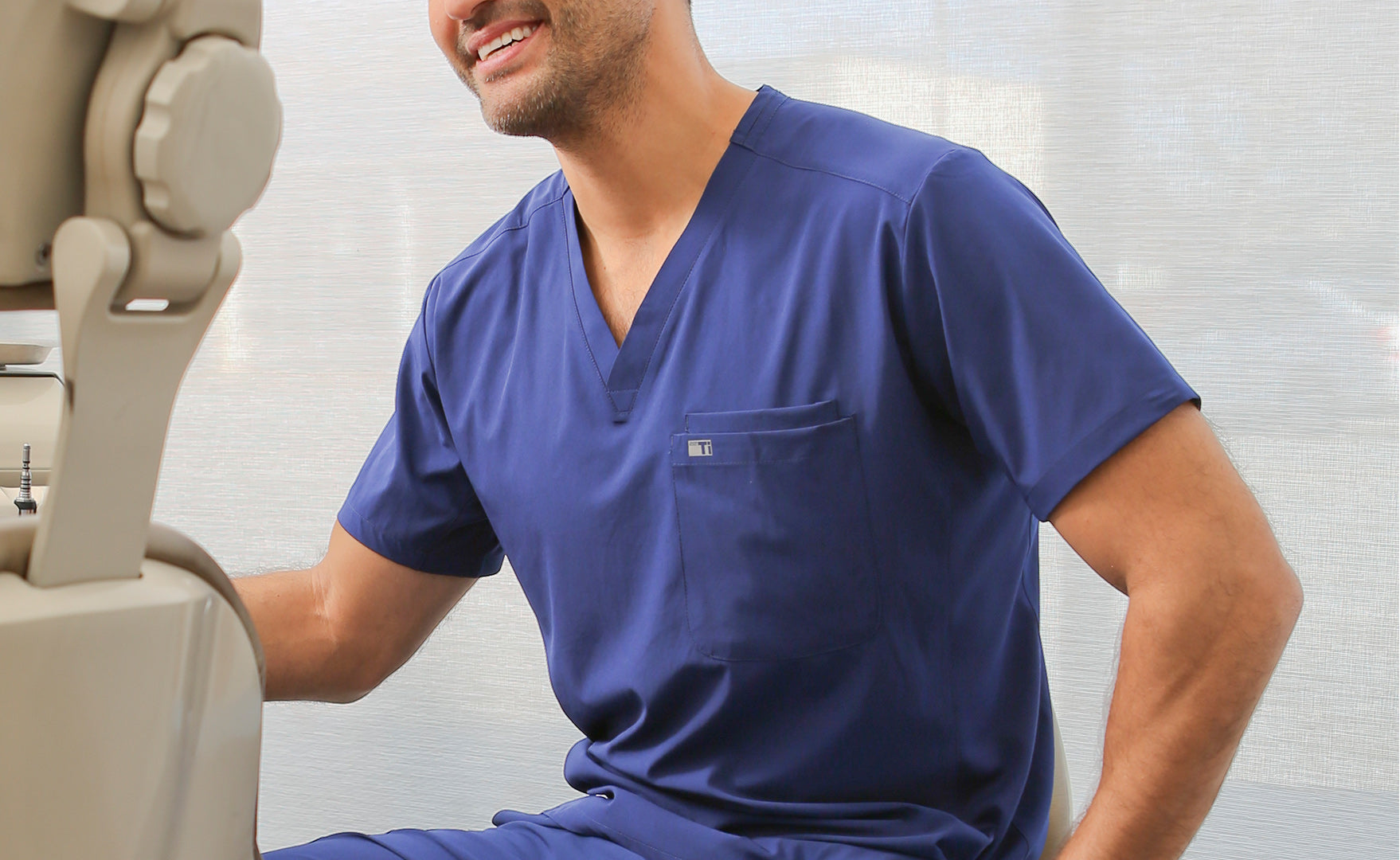 Men's Double-Pocket Scrub Top