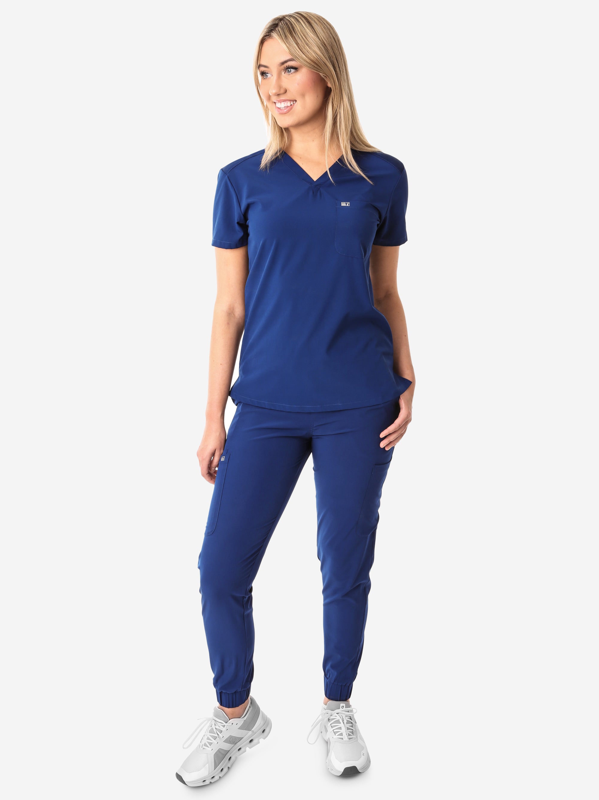 Women&#39;s Tuckable One-Pocket Scrub Top