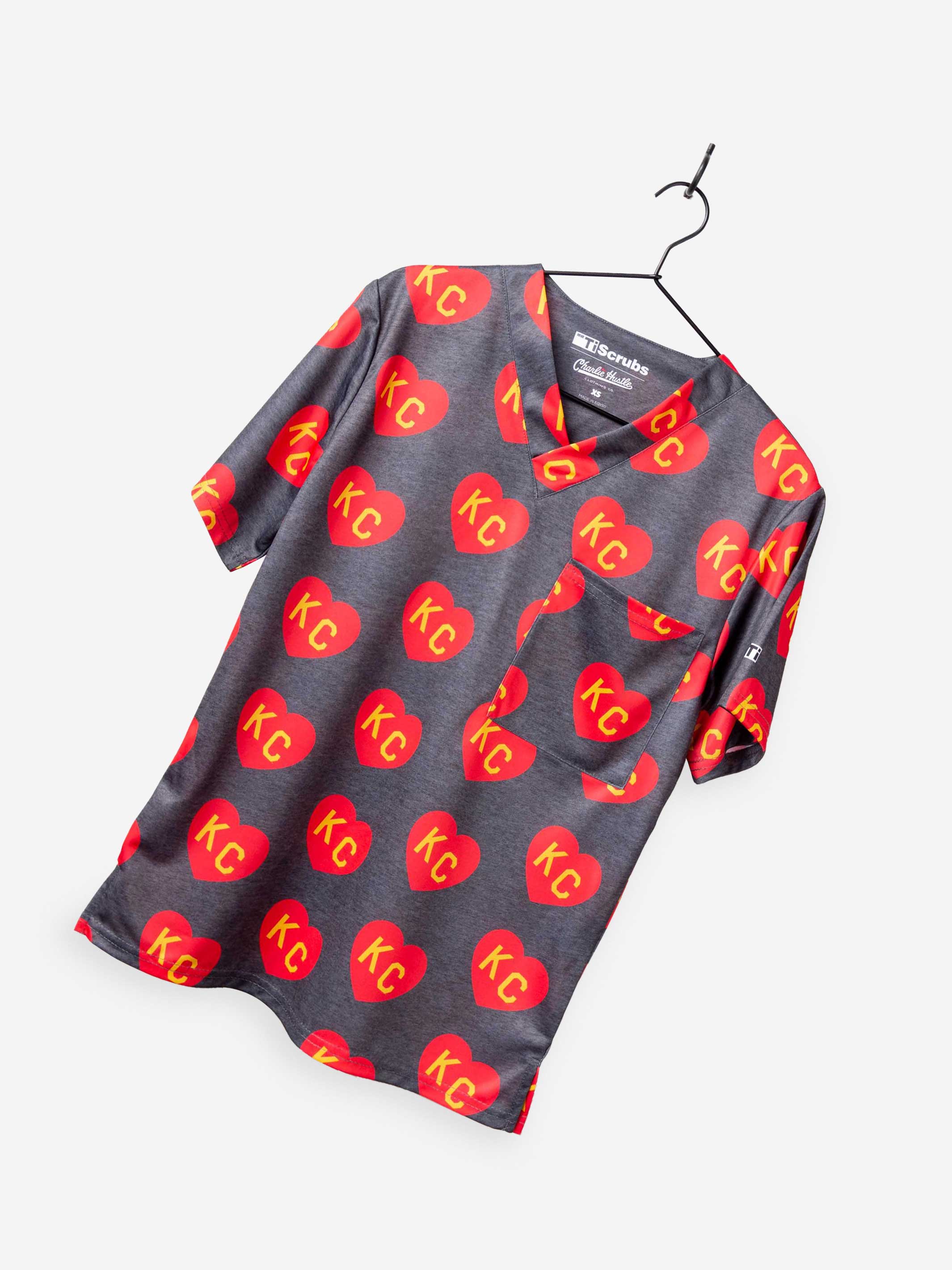 Men&#39;s Charlie Hustle Print Scrub Top with KC Heart All Over Pattern in Red and Gold and heather gray performance fabric