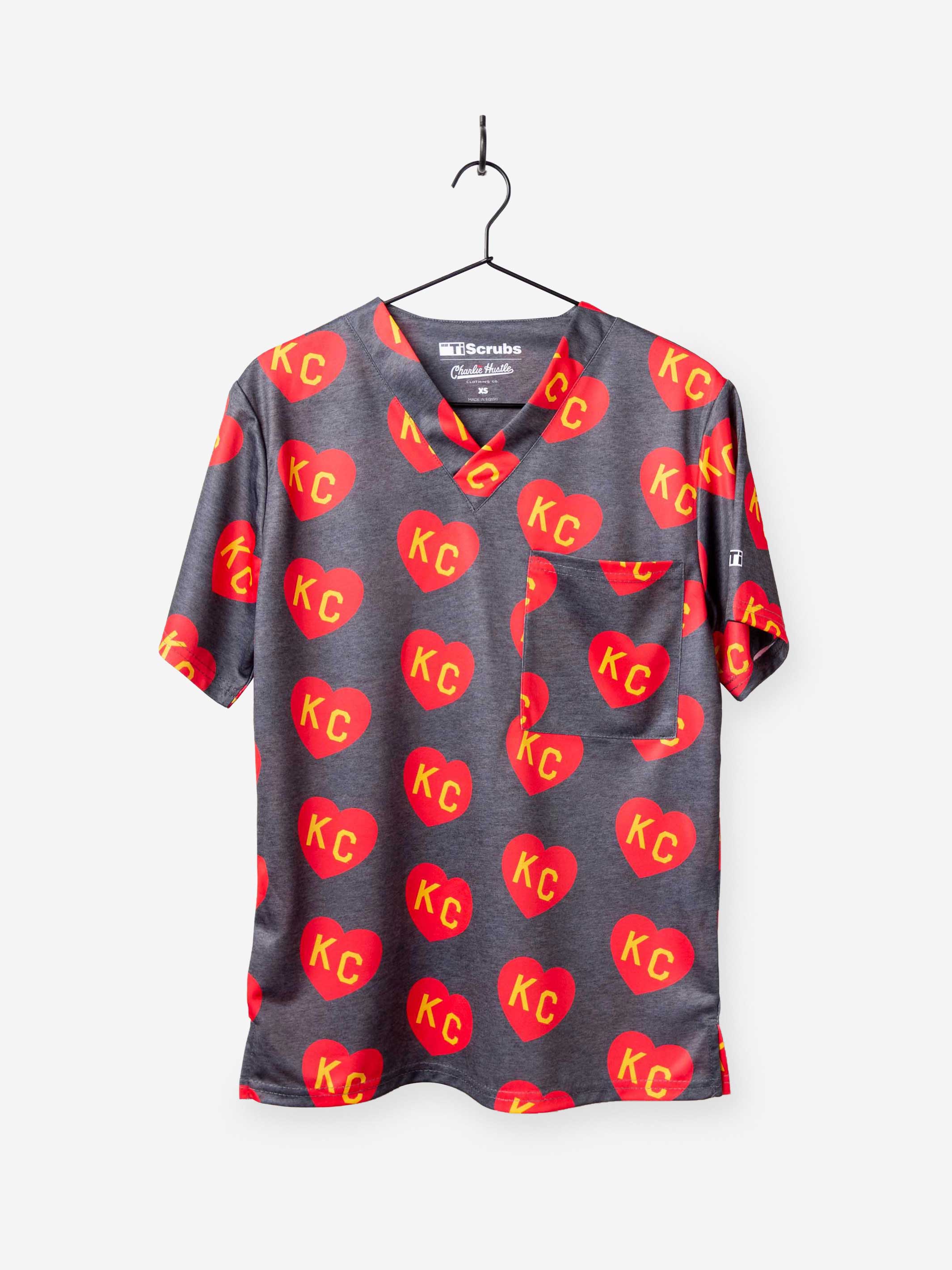 Men&#39;s Charlie Hustle Print Scrub Top with KC Heart All Over Pattern in Red and Gold and heather gray