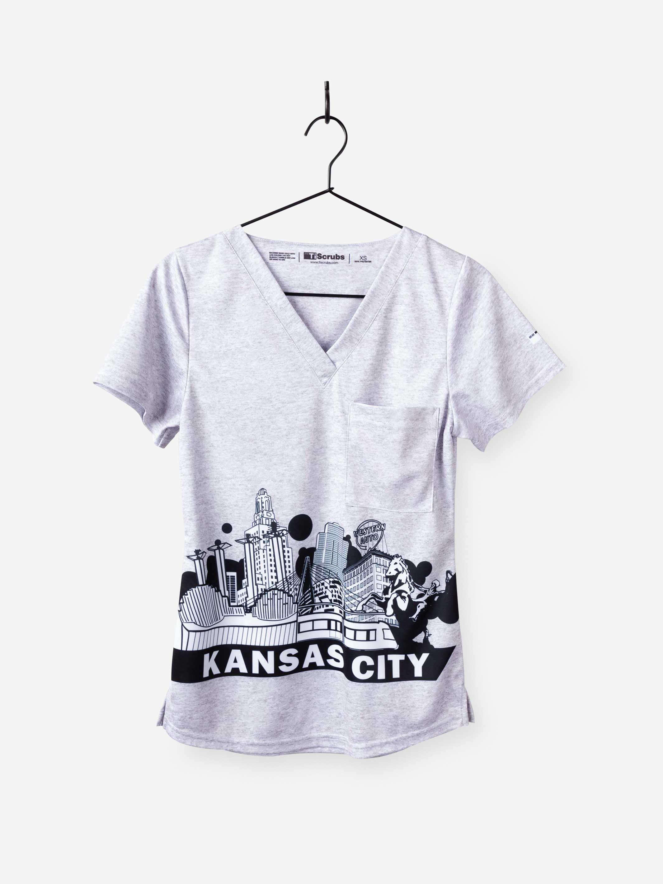 Women&#39;s Kansas City Skyline Print Scrub Top in heather gray