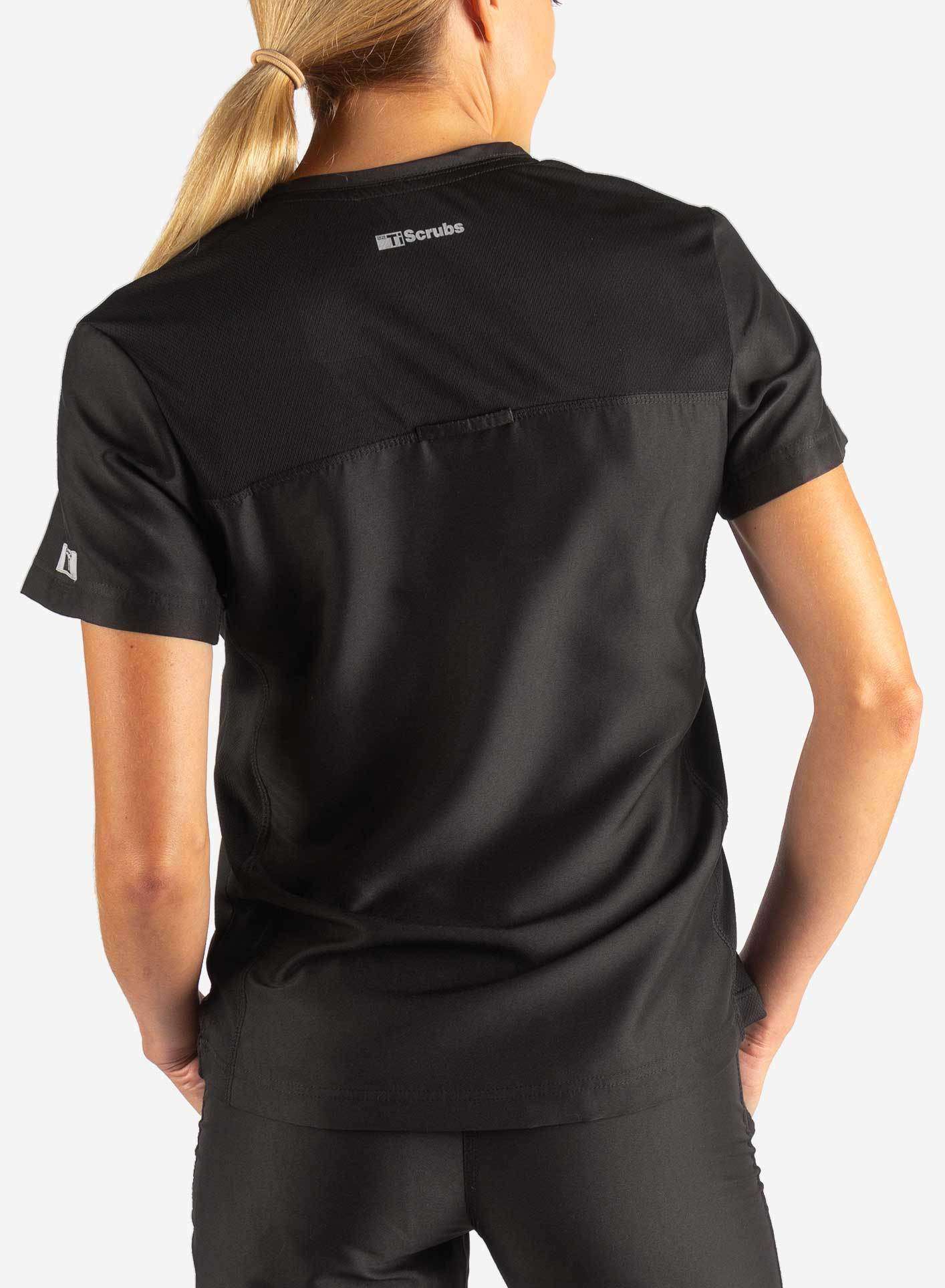 Women&#39;s Tuckable Scrub Top in black 