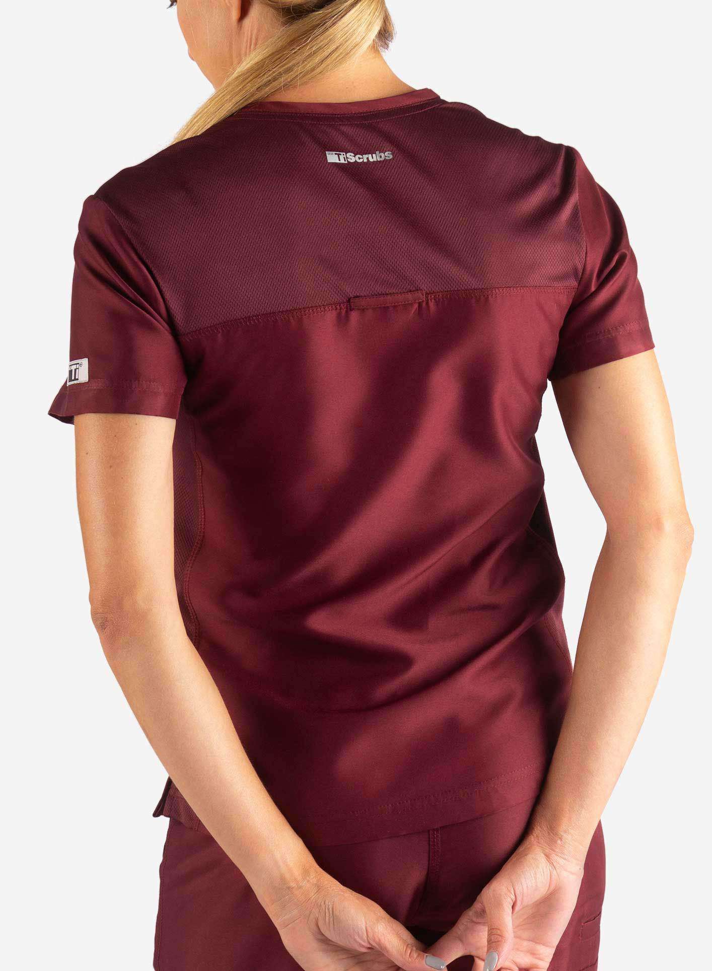 Women&#39;s 2 Pocket Scrub Top in Bold burgundy